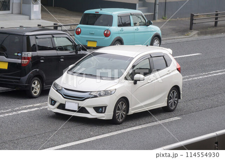 コンパクトミニバンが道路走行中 114554930