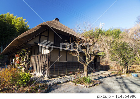 神奈川県横浜市戸塚区舞岡ふるさと公園の古民家（農村の原風景）の冬 114554990