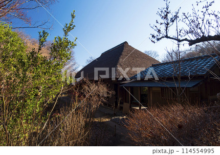 神奈川県横浜市戸塚区舞岡ふるさと公園の古民家（農村の原風景）の冬 114554995