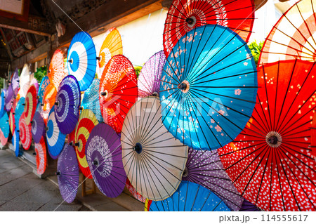 茨城家笠間市 笠間稲荷神社 カラフルな和傘 茨城家笠間市 笠間稲荷神社 カラフルな和傘 114555617