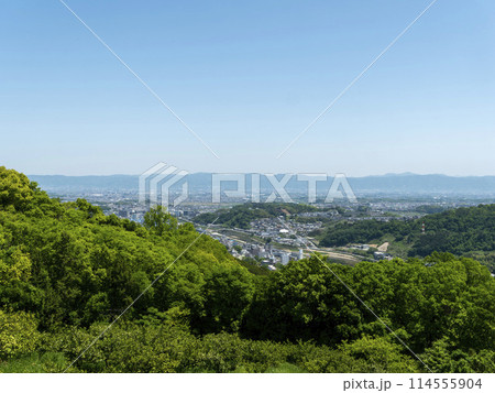 山の上から眺める奈良盆地の街並み 114555904