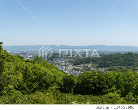 山の上から眺める奈良盆地の街並み 山の上から眺める奈良盆地の街並み 114555906