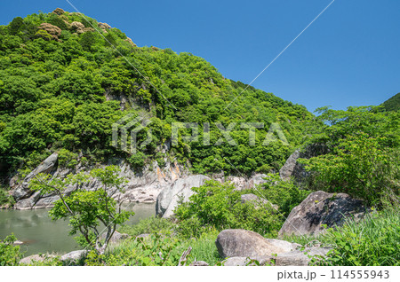 新緑の木津川風景　笠置ボルダー　京都府笠置町 114555943