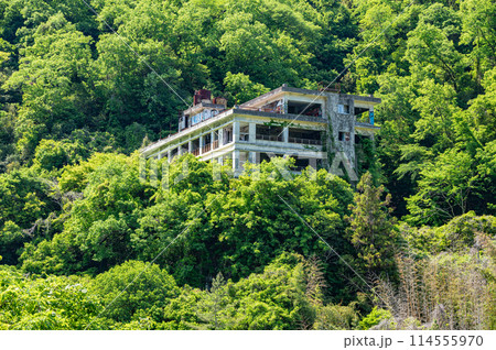 山の中腹に建つ廃墟 旧笠置観光ホテル 山の中腹に建つ廃墟 旧笠置観光ホテル 114555970