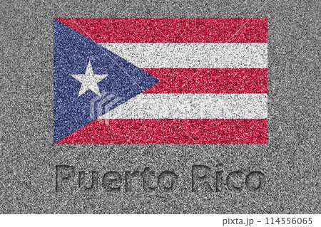 石板の上に描かれたプエルトリコの国旗と、掘ったような「Puerto Rico」の文字 114556065