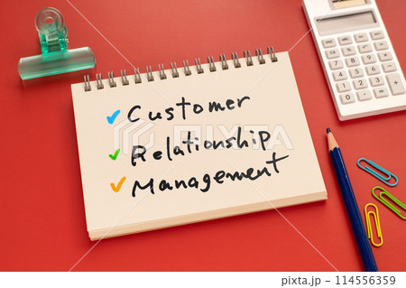 Customer Relationship Managementという言葉が書かれたノートがあります 114556359