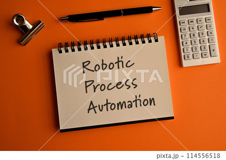 Robotic Process Automationという単語が書かれたノートがあります。 114556518
