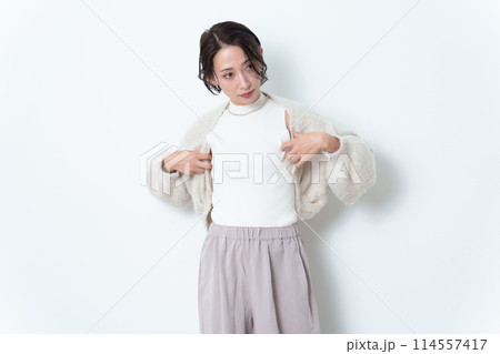 ショートヘアの女性　ファッションモデル 114557417