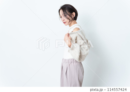ショートヘアの女性 ファッションモデル ショートヘアの女性 ファッションモデル 114557424