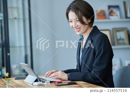 部屋で仕事をするスーツ姿の女性 114557519
