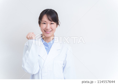 ガッツポーズをする医者 114557644