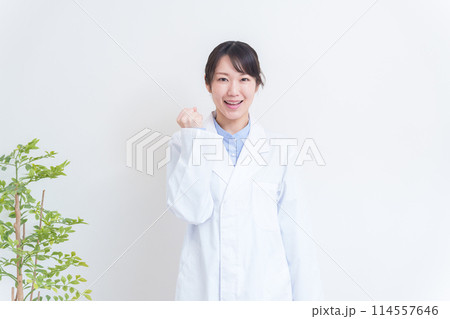ガッツポーズをする医者 114557646