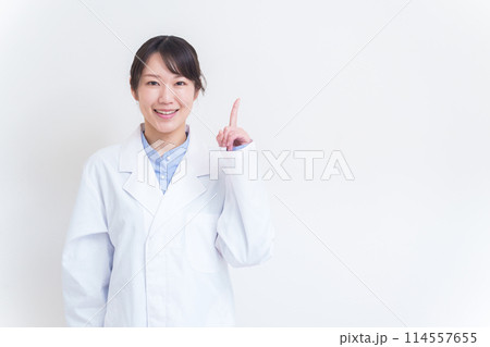 指差しをする医者 114557655