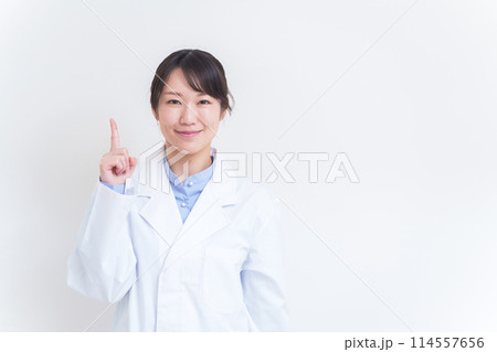 指差しをする医者 114557656