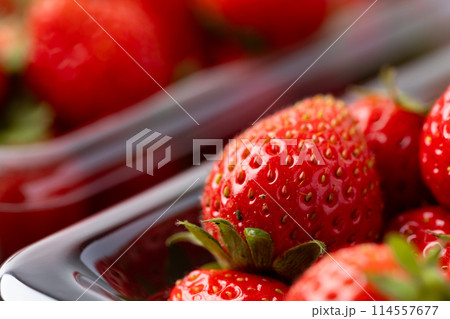 パック詰めされた美味しそうな苺 パック詰めされた美味しそうな苺 114557677