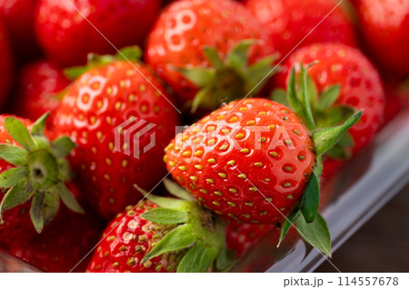 パック詰めされた美味しそうな苺 114557678