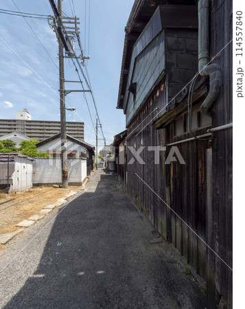 大阪府大阪市 住宅密集地の路地風景 114557840