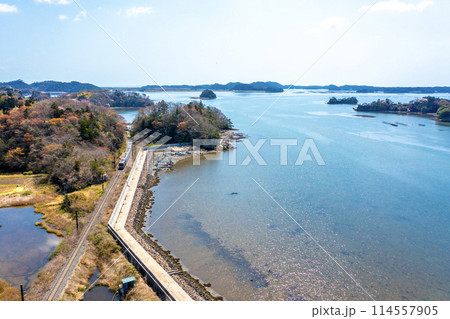松島湾の海岸沿いにあるJR仙石線の普通列車(宮城県松島町) 松島湾の海岸沿いにあるJR仙石線の普通列車(宮城県松島町) 114557905