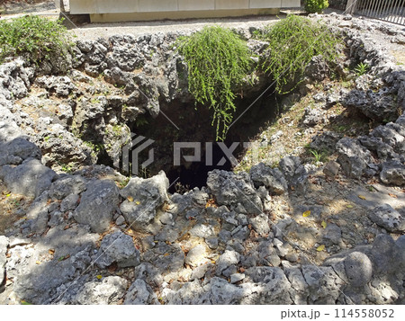 ひめゆりの塔　伊原第三外科壕　ガマ（鍾乳洞）　沖縄県糸満市 114558052