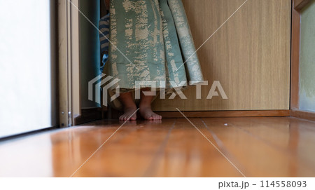 カーテンに隠れる子供 114558093