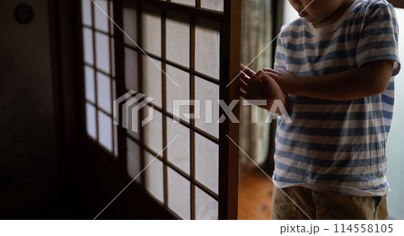 障子を閉める 114558105