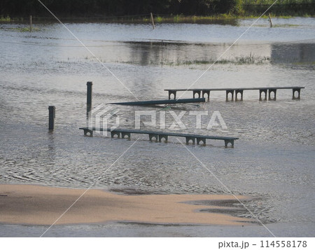 冠水した河川敷の野球グラウンド(ベンチ) 冠水した河川敷の野球グラウンド(ベンチ) 114558178