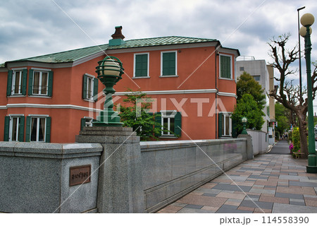 東京　旧山手通り西郷橋と住宅街の曇り空の風景 114558390