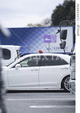 高速道路サービスエリアにいる覆面パトカー 高速道路サービスエリアにいる覆面パトカー 114558450