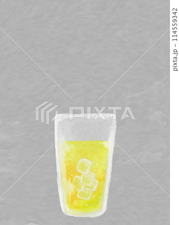冷たい氷が入った黄色の飲み物の手書きイラスト 冷たい氷が入った黄色の飲み物の手書きイラスト 114559342