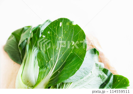 虫に食われたチンゲン菜の葉 114559511