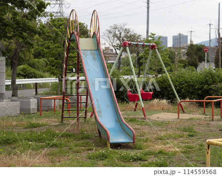 公園の古い滑り台とブランコの写真素材 [114559568] - PIXTA