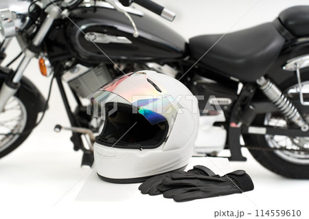 バイクの安全装備　ヘルメットとグローブ 114559610
