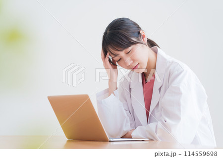 考える医者 114559698