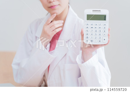 電卓で計算する考える女性医師 114559720