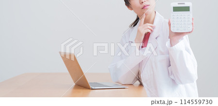 電卓で計算する考える女性医師 114559730