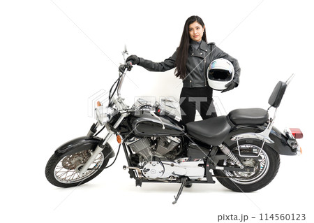 ヘルメットを持ってバイクの横に立つバイク女子 114560123