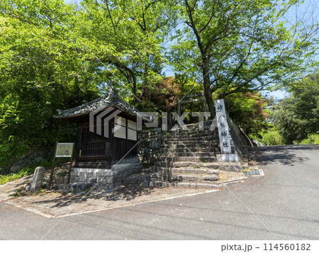 龍田古道沿いに建つ峠八幡神社 114560182