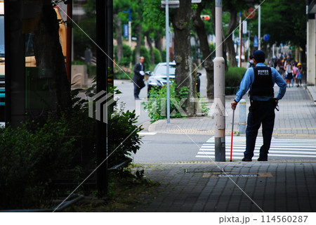 警戒する警察官 114560287