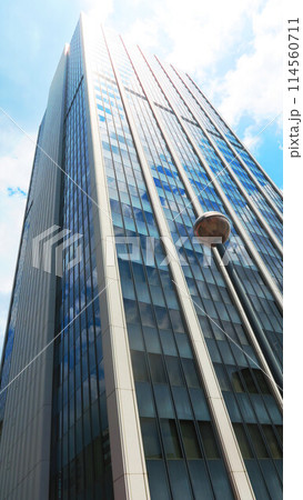 渋谷クロスタワーと青空の風景 114560711