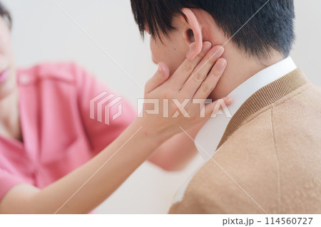 患者の首を触る医者 患者の首を触る医者 114560727