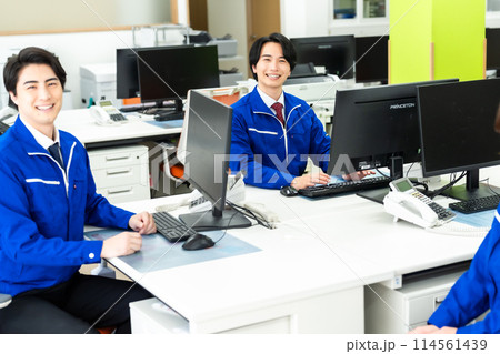 オフィスで働く業務チーム 114561439