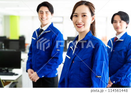 おしゃれなオフィスで働く事務社員 おしゃれなオフィスで働く事務社員 114561448