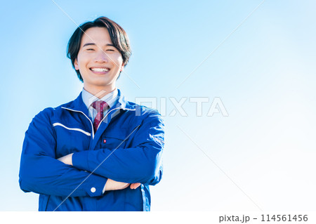 ロジで働く若い男性社員　 114561456