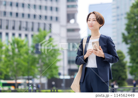 ビジネス　スマホを持っている女性のポートレート 114562449