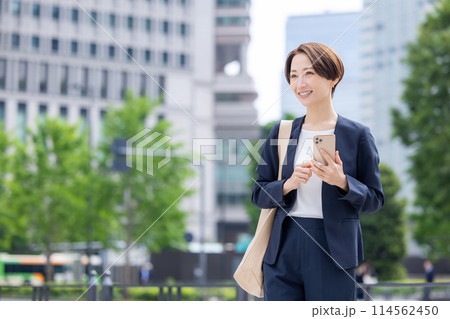 ビジネス スマホを持っている女性のポートレート ビジネス スマホを持っている女性のポートレート 114562450