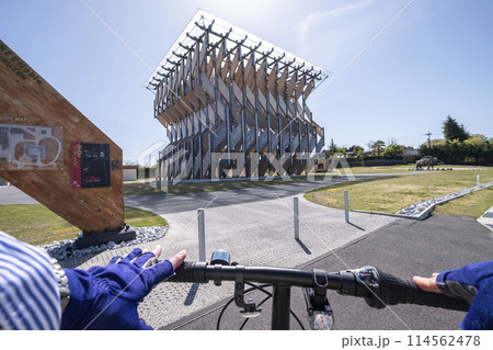 新緑・初夏のサイクリングイメージ (蒜山高原) 新緑・初夏のサイクリングイメージ (蒜山高原) 114562478