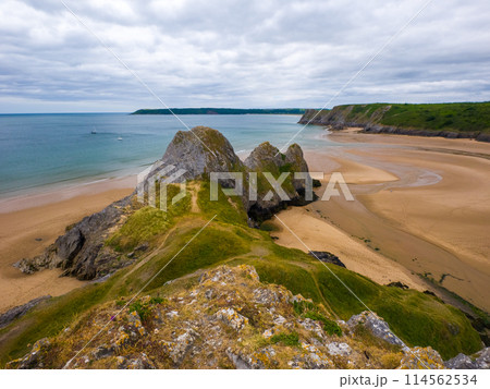 丘の上から望む崖と干潮の砂浜 (イギリス、ウェールズ、スリークリフス湾) 丘の上から望む崖と干潮の砂浜 (イギリス、ウェールズ、スリークリフス湾) 114562534