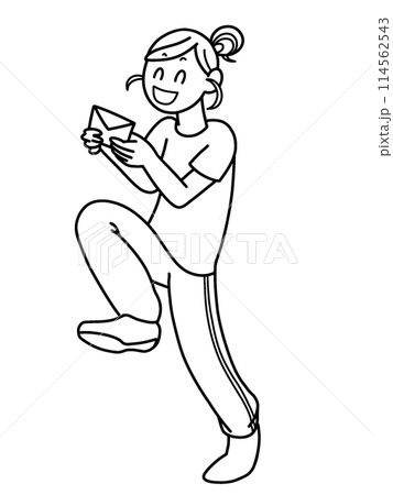 お手紙をもらって喜ぶ女性 114562543