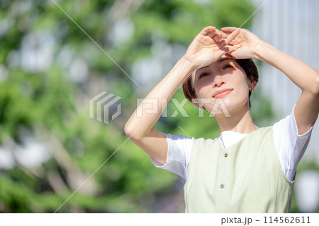 太陽の光を手で遮る女性 太陽の光を手で遮る女性 114562611