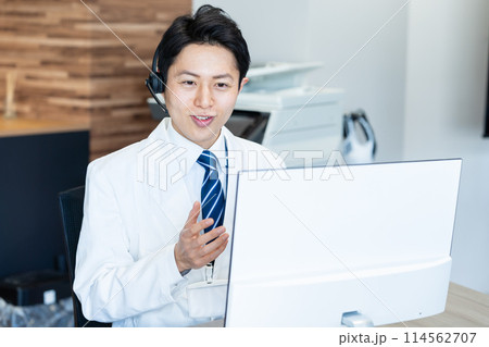 白衣を着た医療関係者のオペレーター	 114562707